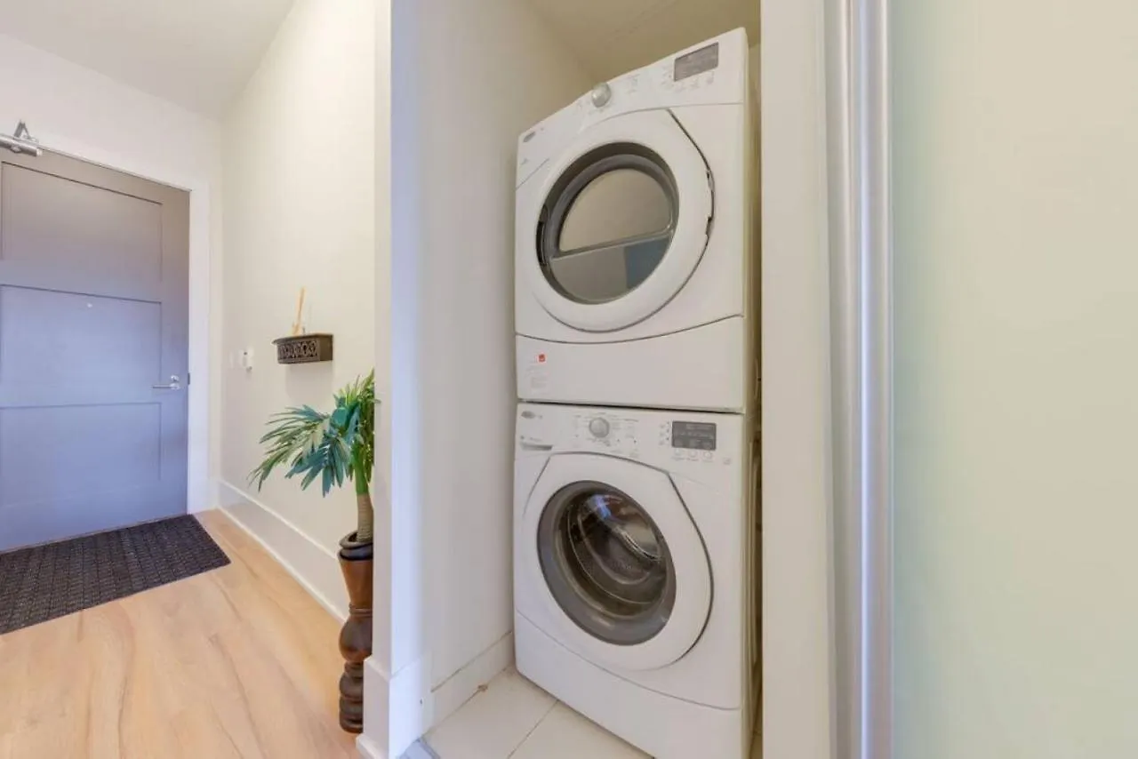 Holiday home 1 Bedroom Furnished Condo With Balcony Across Cn Tower Toronto Canada